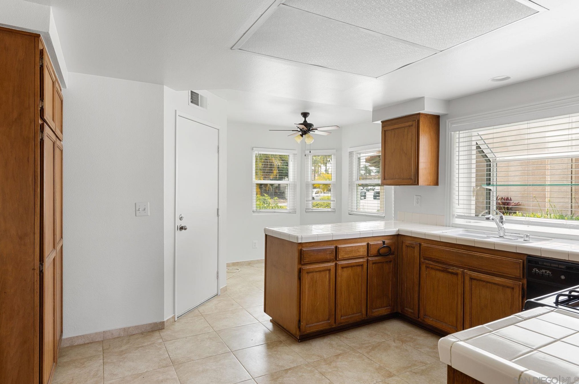 2016 Redwood Crst, Vista CA 92081-7337 exterior