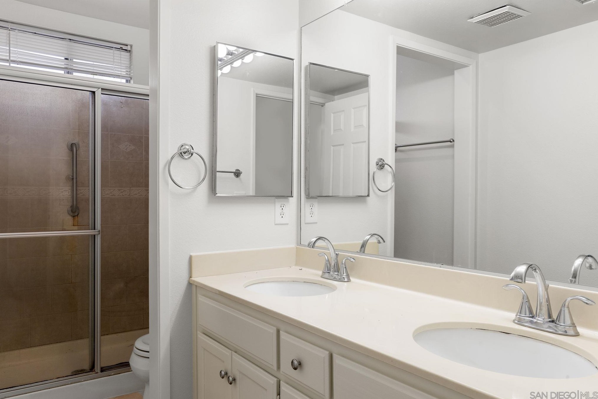 2016 Redwood Crst, Vista CA 92081-7337 exterior