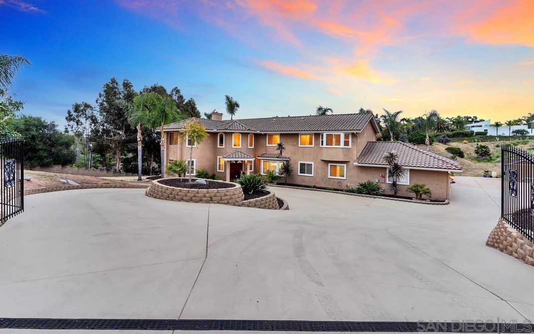 644 Altamira Ct, Vista, CA 92081-6310