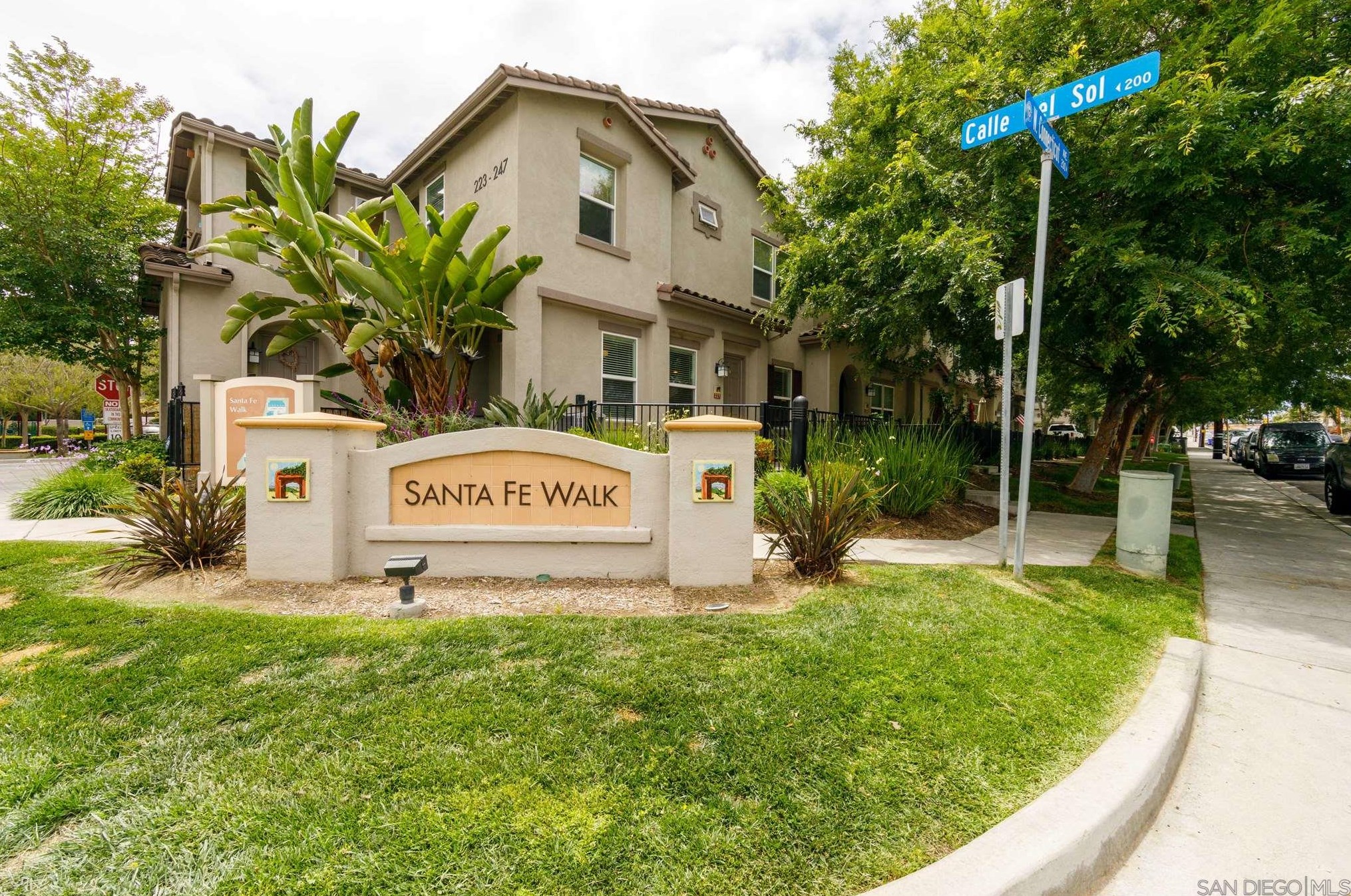 227 Calle Del Sol, Vista CA  92083-3624 exterior