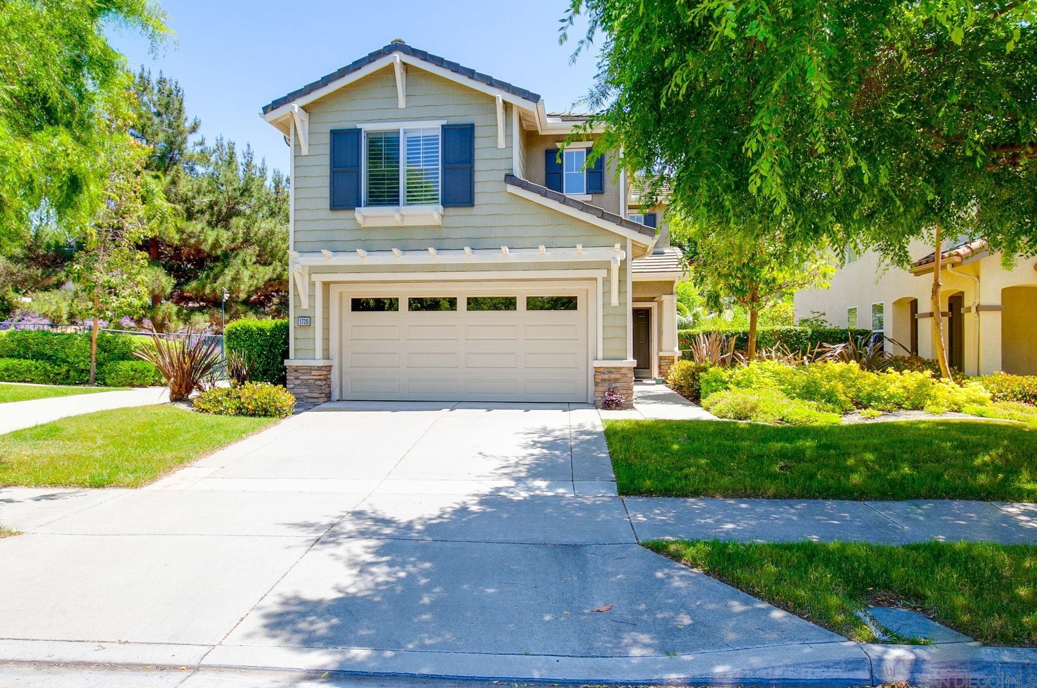 1720 Creekside Ln, Vista, CA 92081-4551