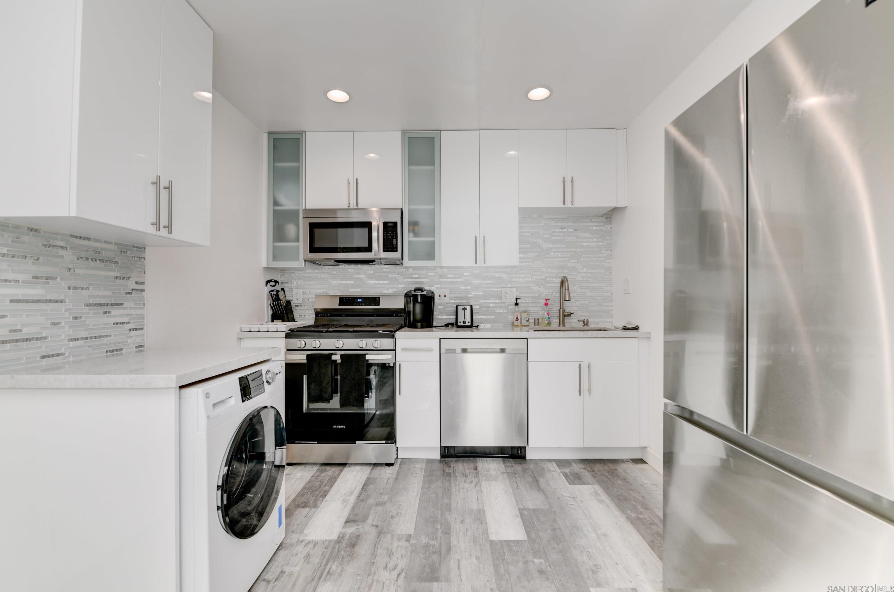 870 D Ave, San Diego CA 92118-1759 exterior