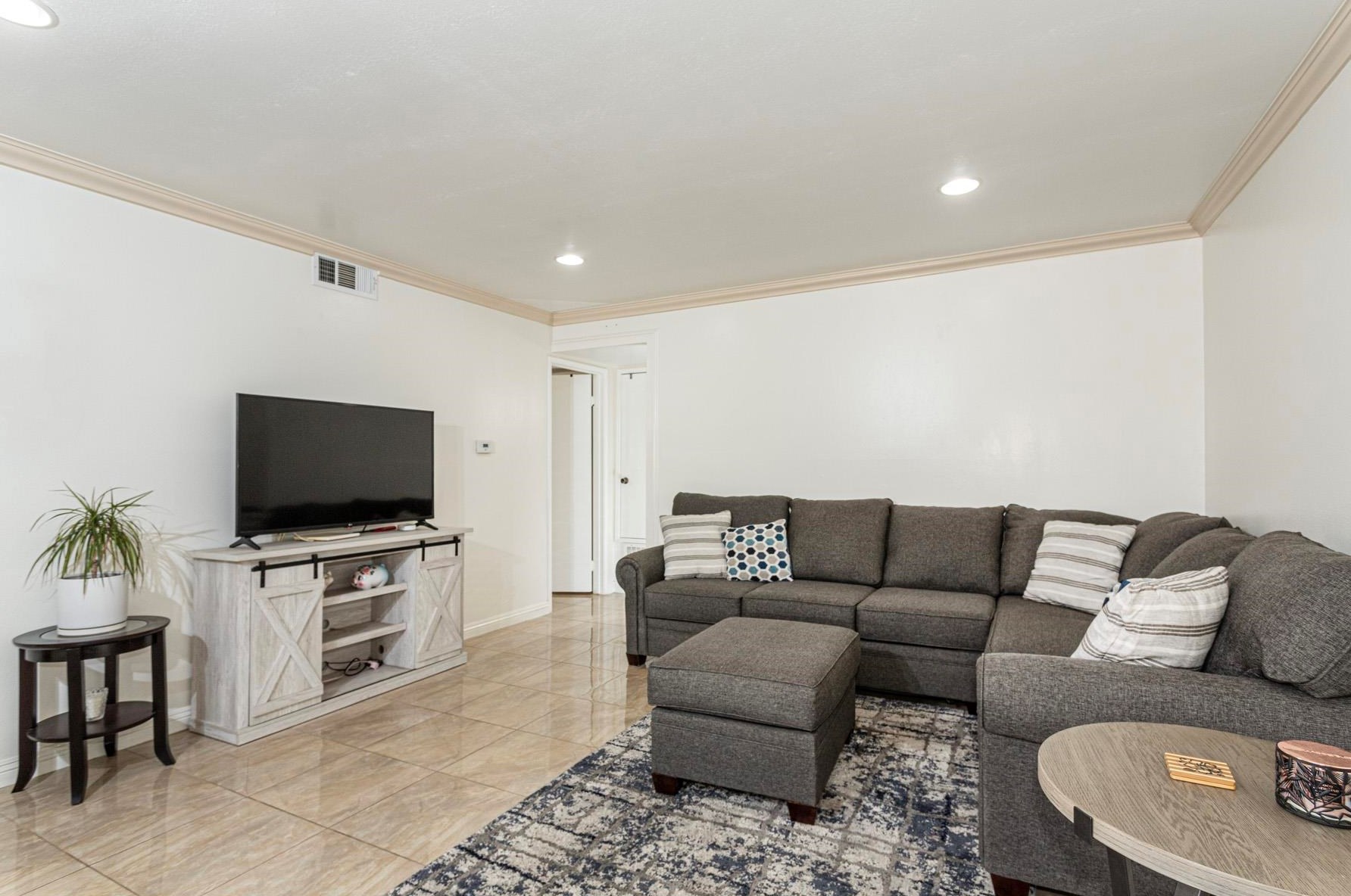 6878 Navajo Rd 3, San Diego, CA 92119
