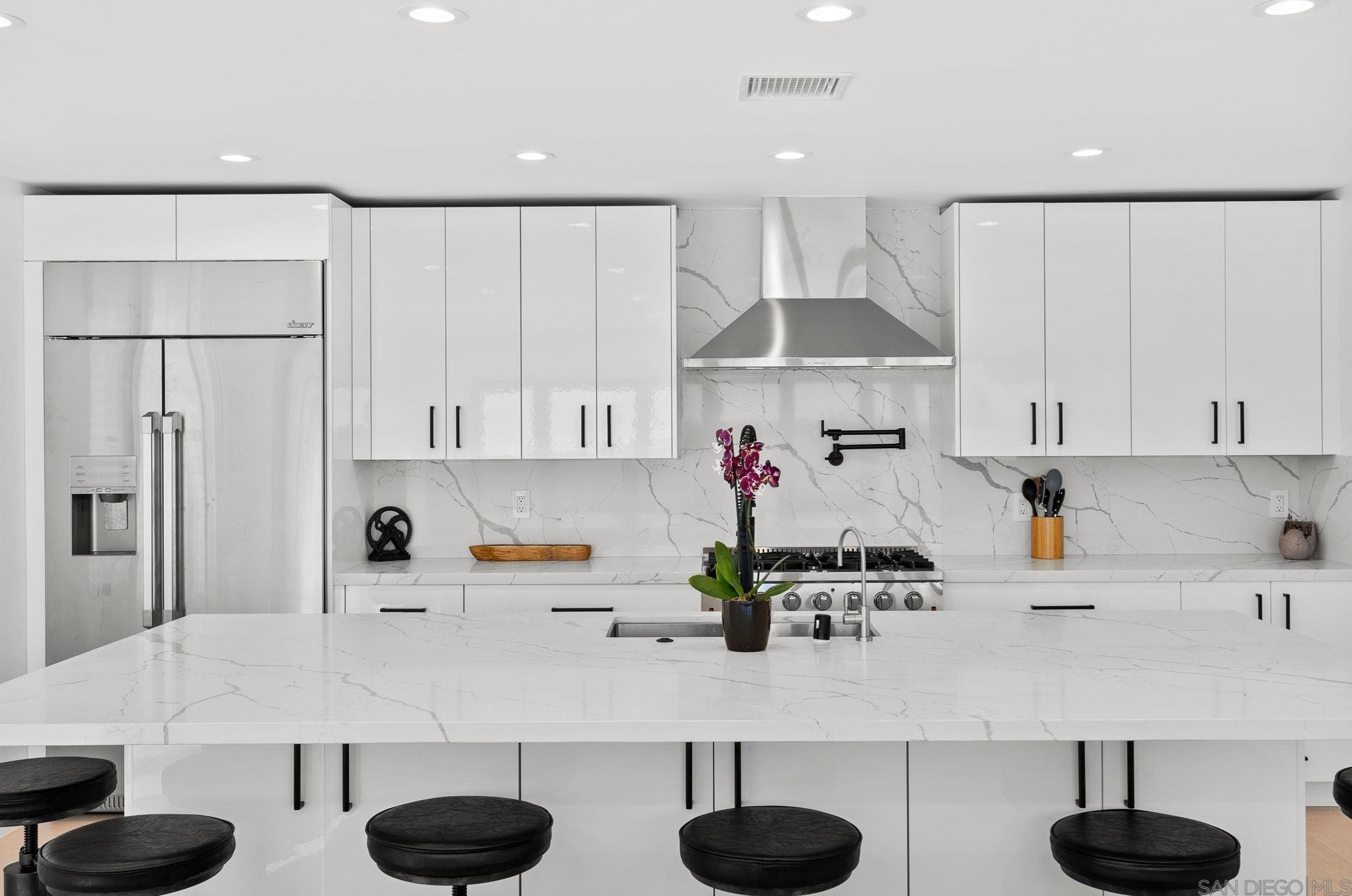 3445 Riviera Dr, San Diego CA 92109-5337 exterior