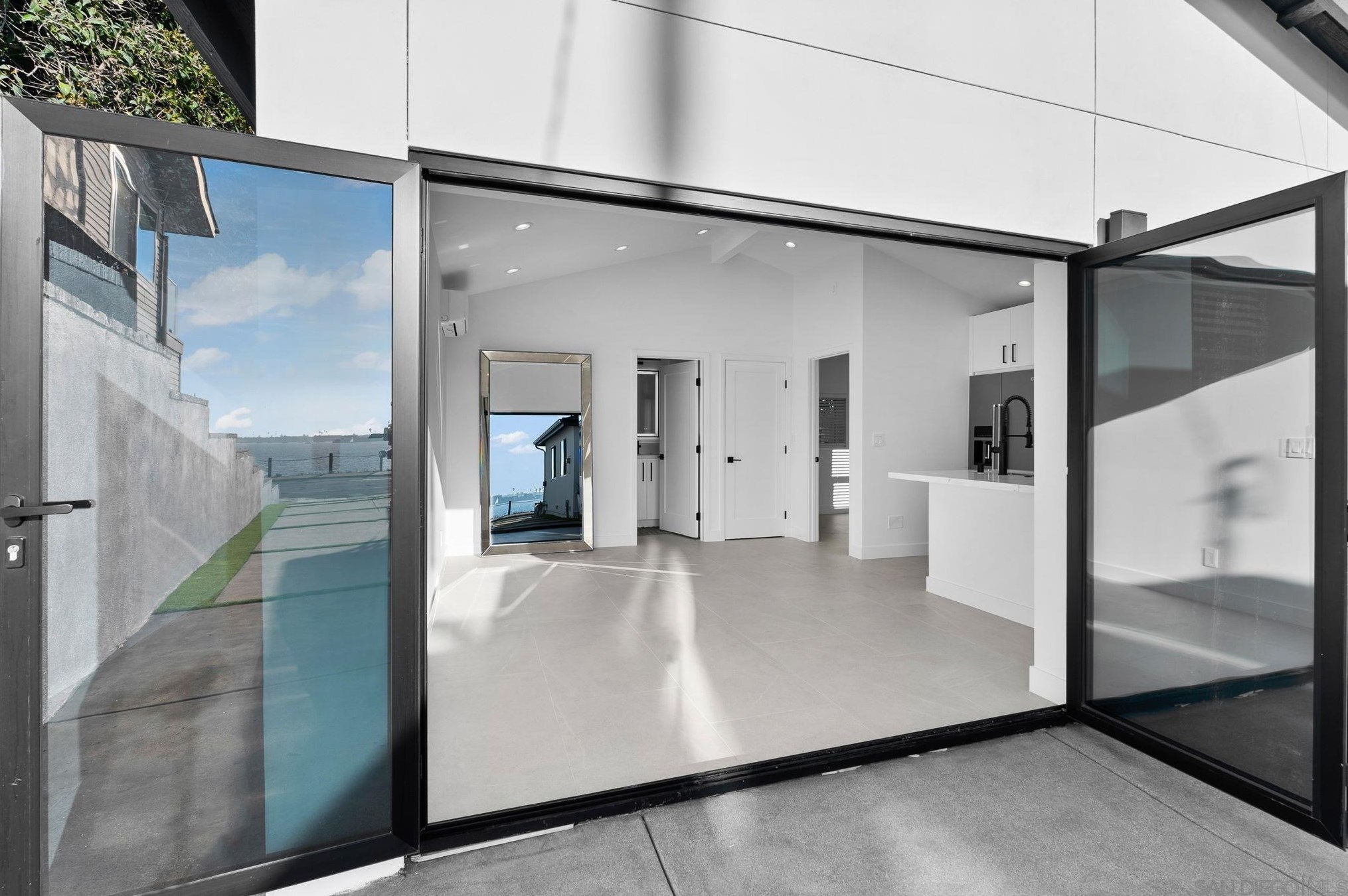 3445 Riviera Dr, San Diego CA 92109-5337 exterior