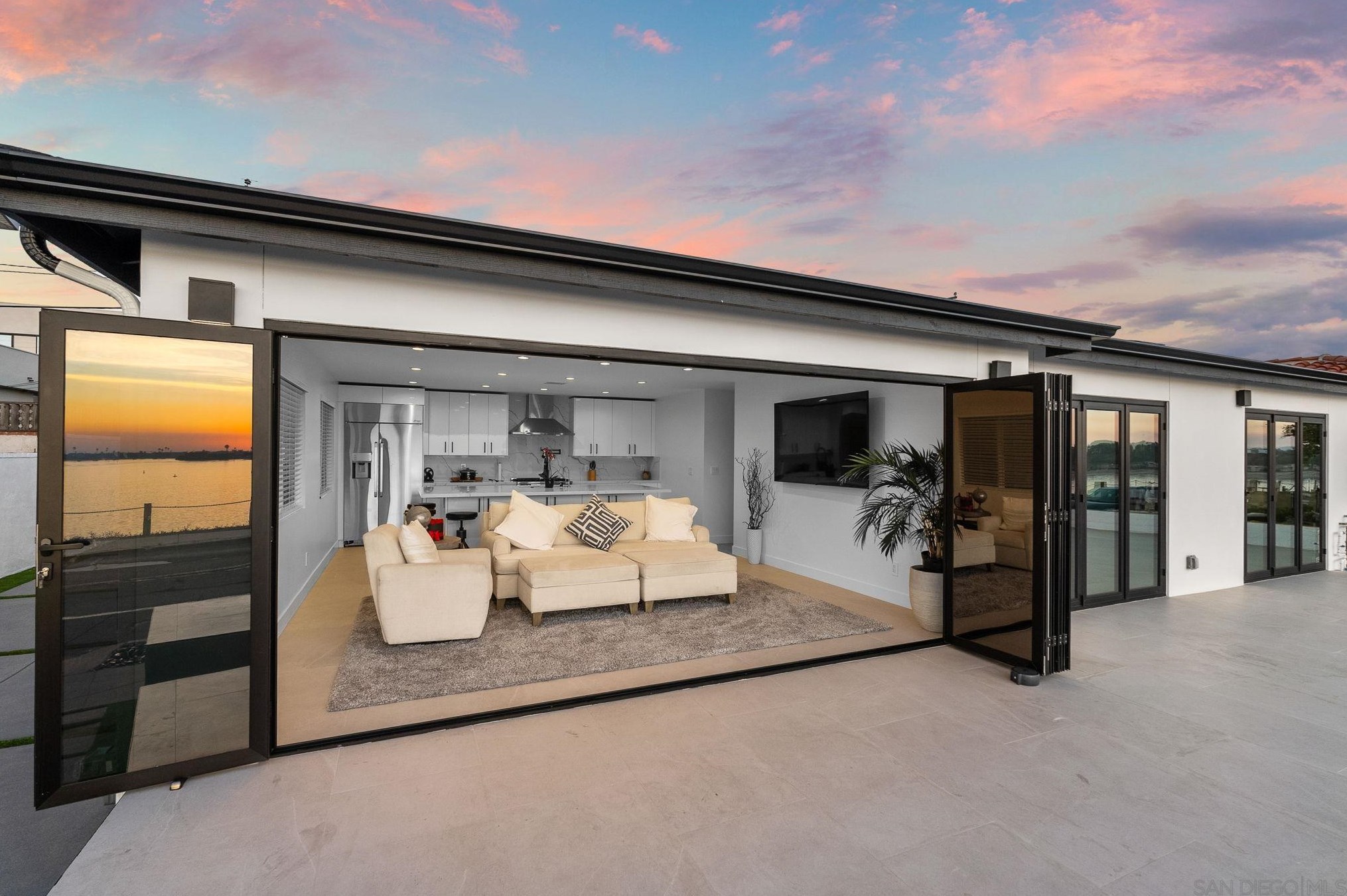 3445 Riviera Dr, San Diego CA 92109-5337 exterior