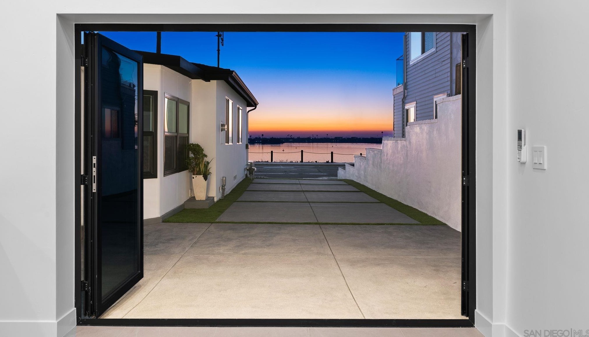 3445 Riviera Dr, San Diego CA 92109-5337 exterior