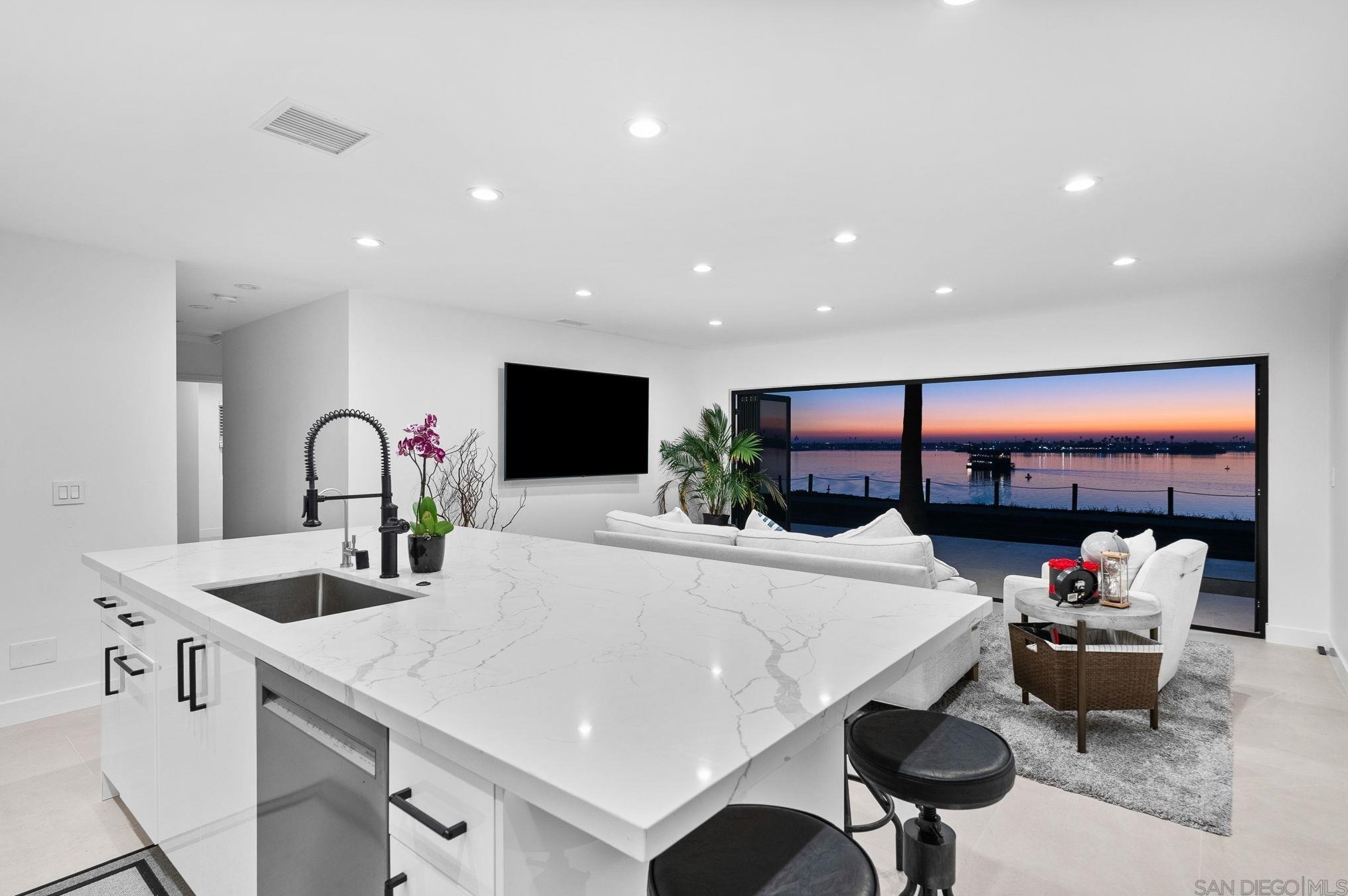 3445 Riviera Dr, San Diego CA 92109-5337 exterior