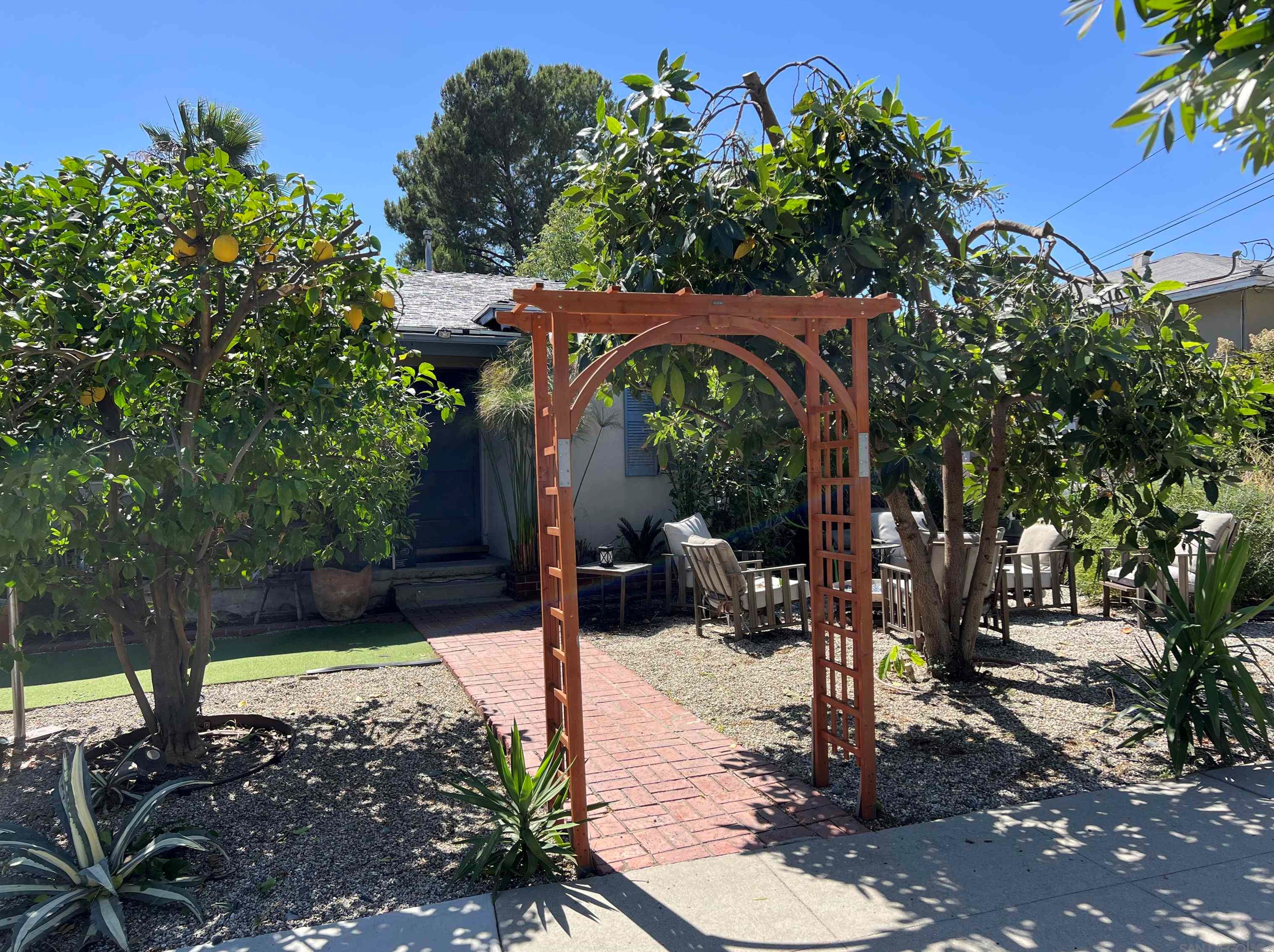 3933 Orangedale Ave, Montrose, CA 91020