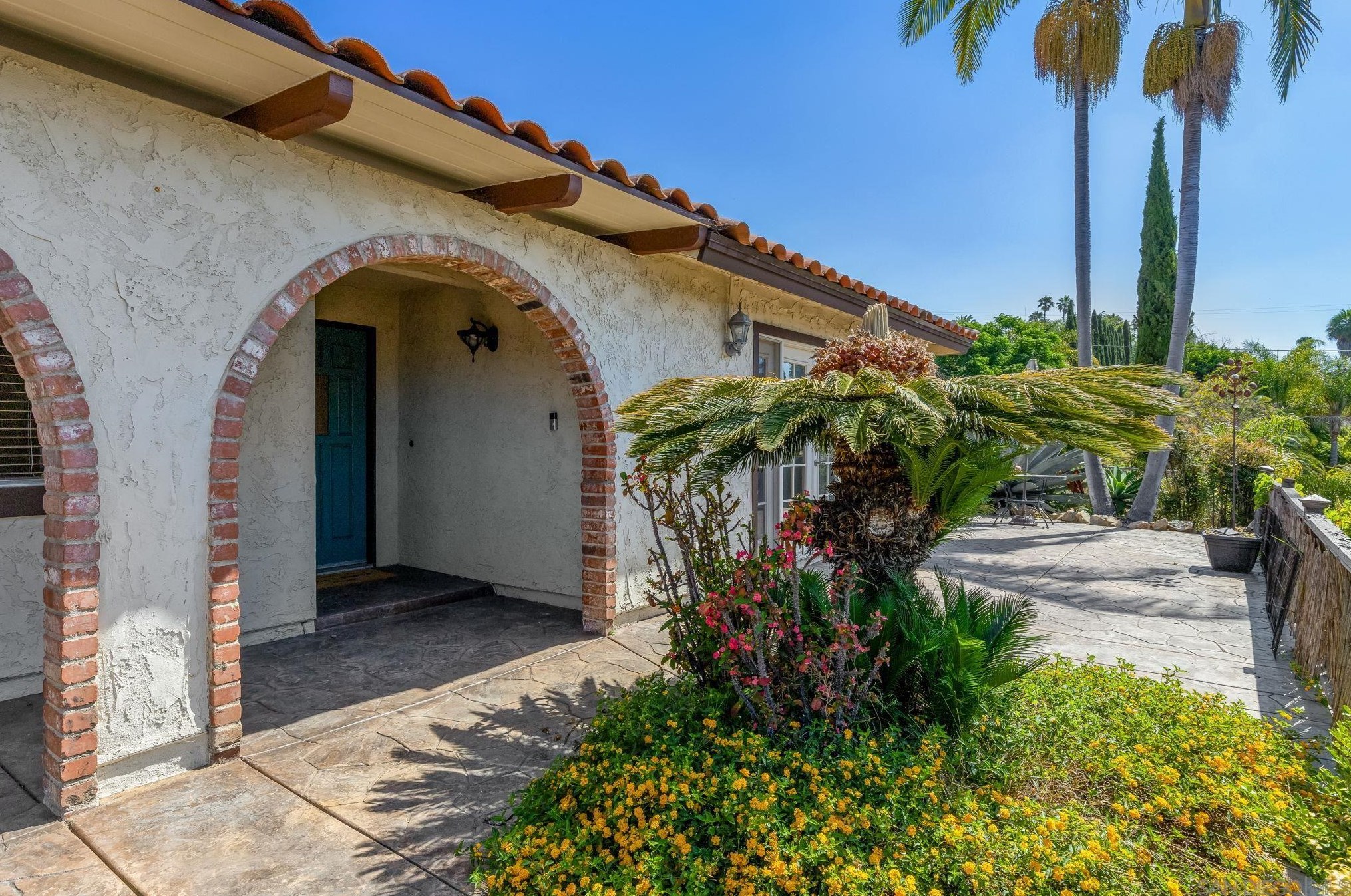244 Avalon Dr, Vista, CA 92084