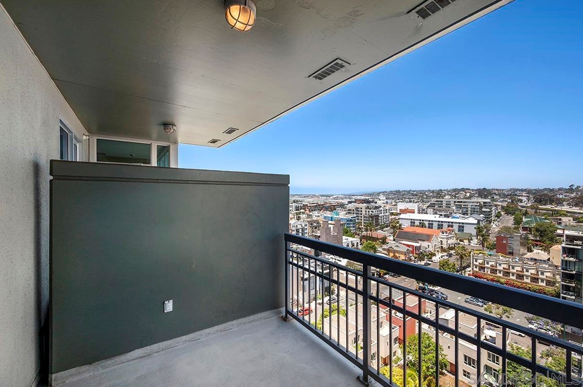 300 Beech St, San Diego CA  92101-8444 exterior