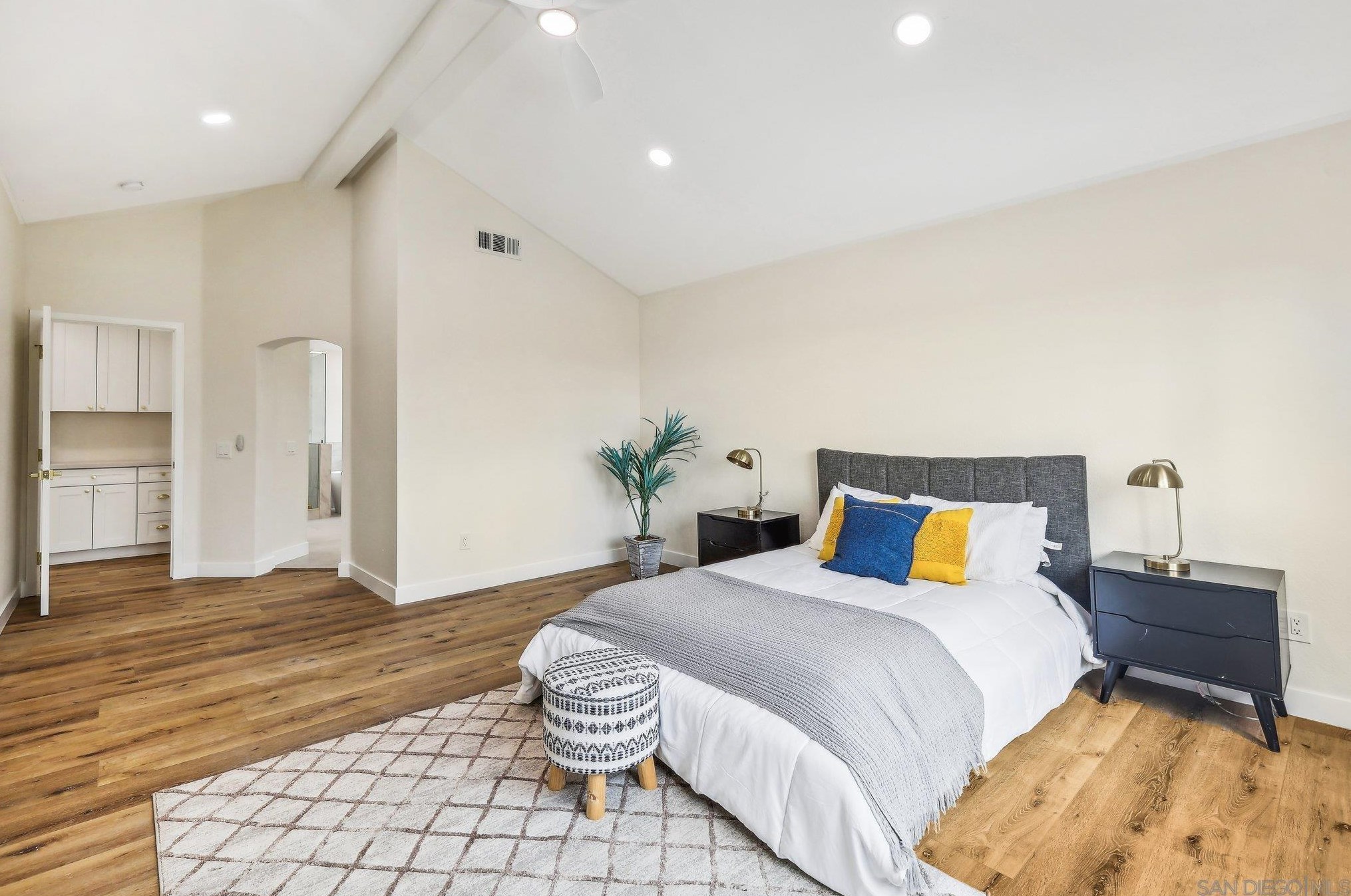 1550 Madrid Dr, Vista CA  92081-5007 exterior