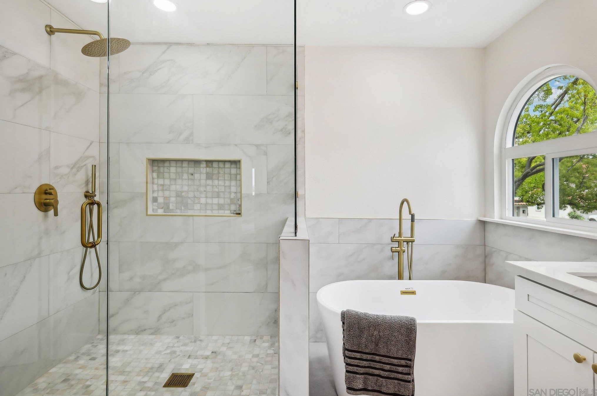 1550 Madrid Dr, Vista CA  92081-5007 exterior