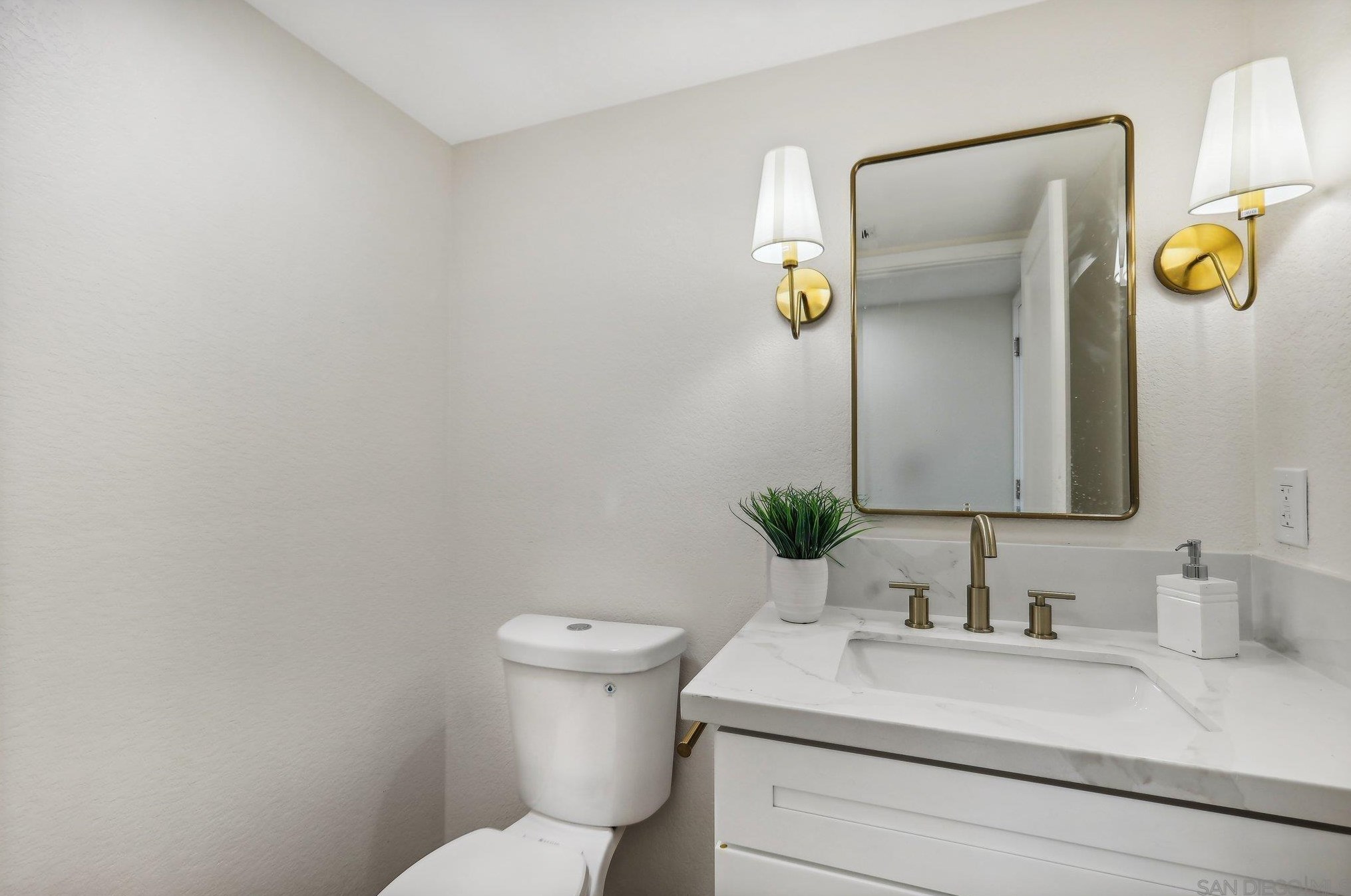 1550 Madrid Dr, Vista CA  92081-5007 exterior