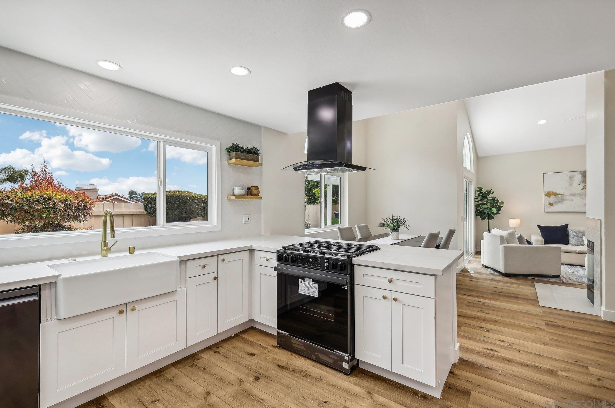 1550 Madrid Dr, Vista CA  92081-5007 exterior