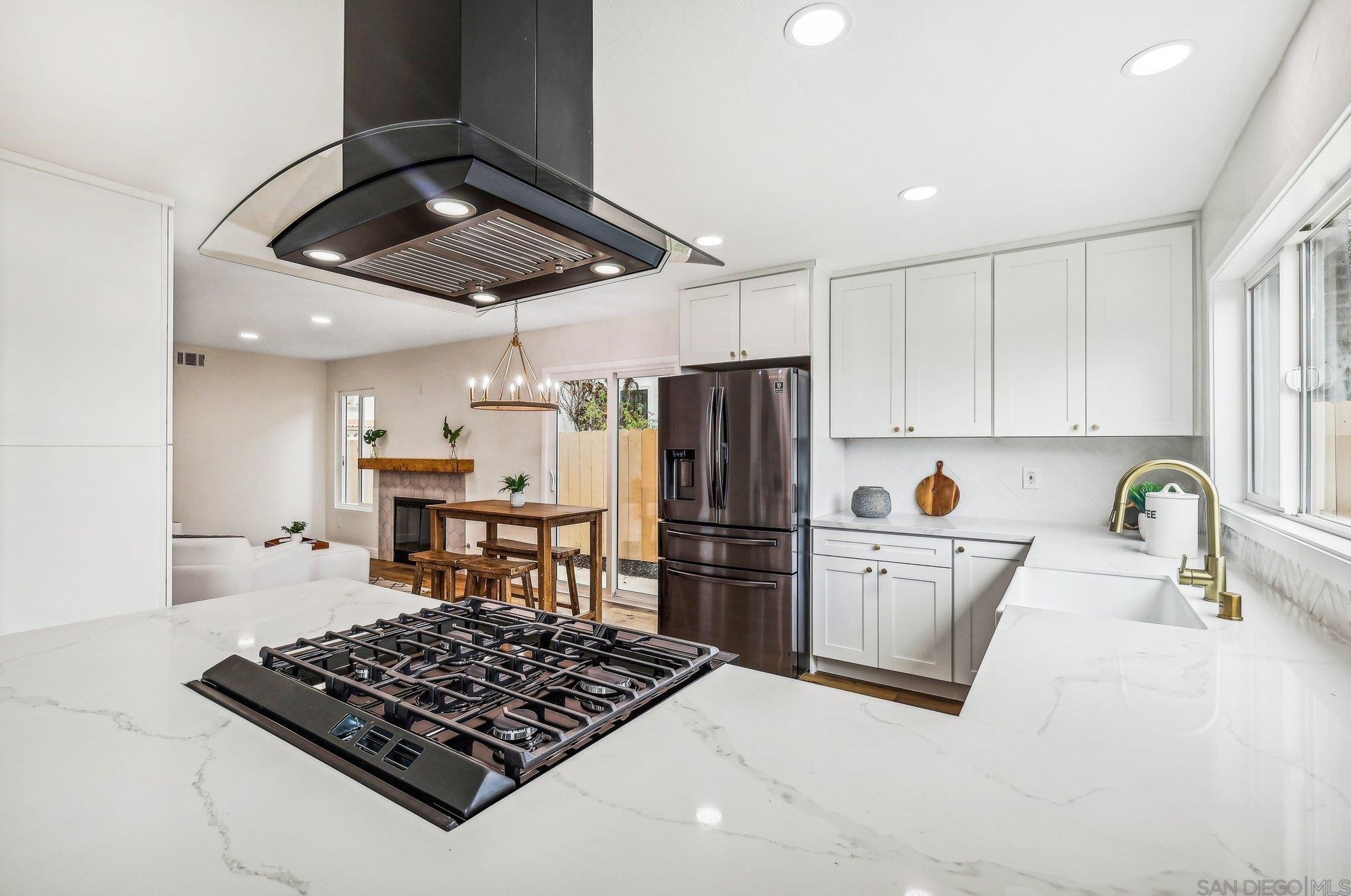 1550 Madrid Dr, Vista CA  92081-5007 exterior