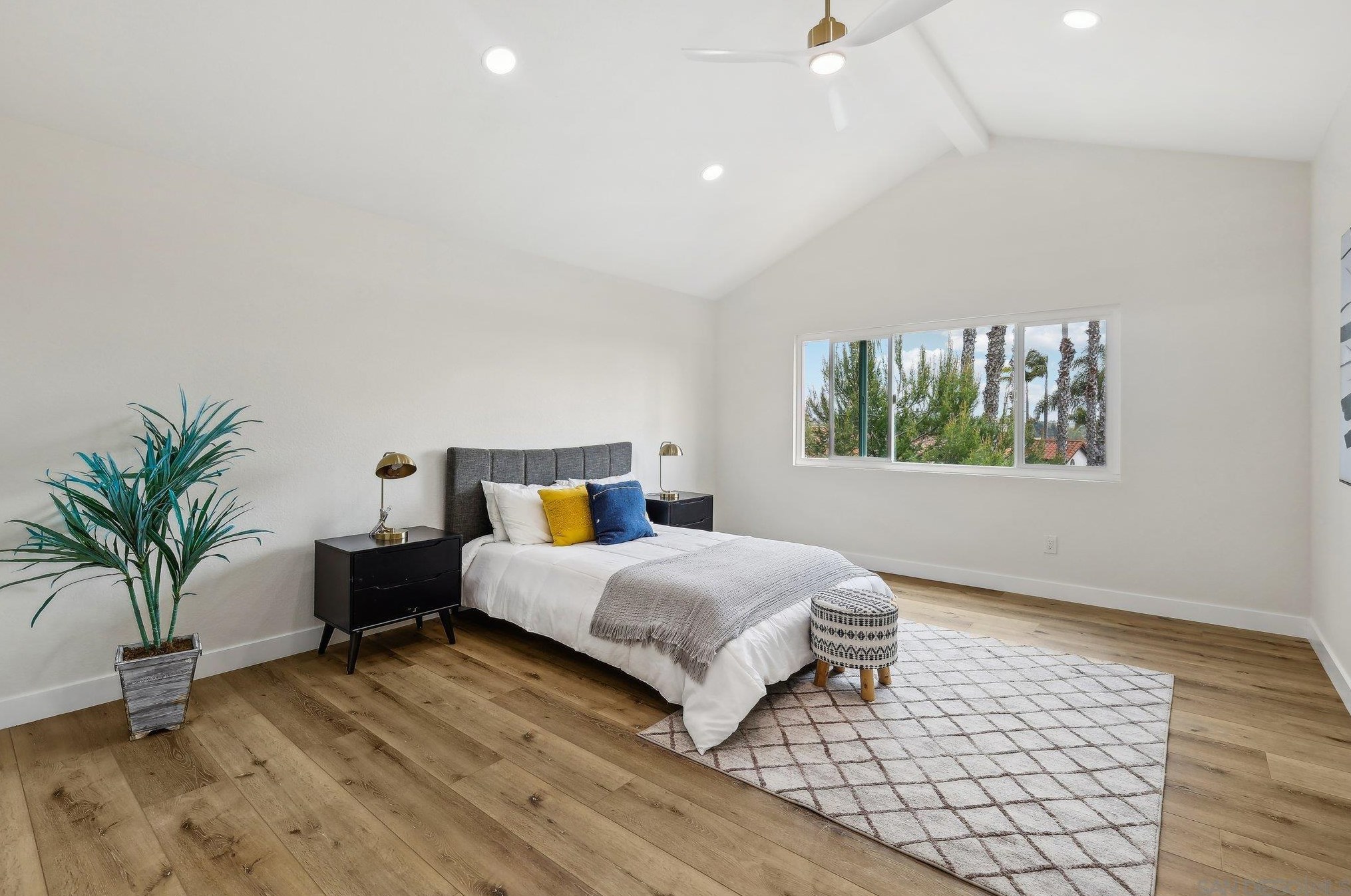 1550 Madrid Dr, Vista CA  92081-5007 exterior