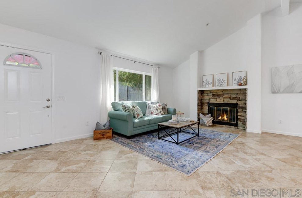 108 3/4 Hannalei Dr, Vista, CA 92083