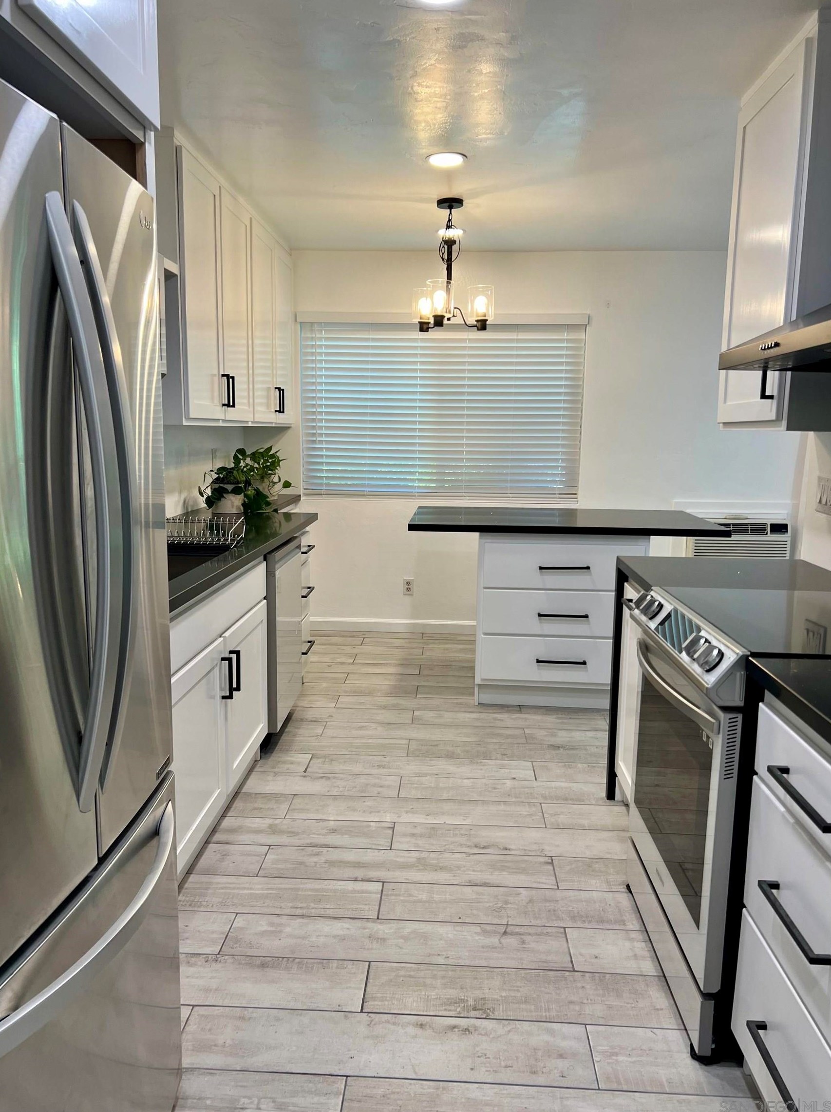 8633 1st St, San Diego, CA 92119-1517