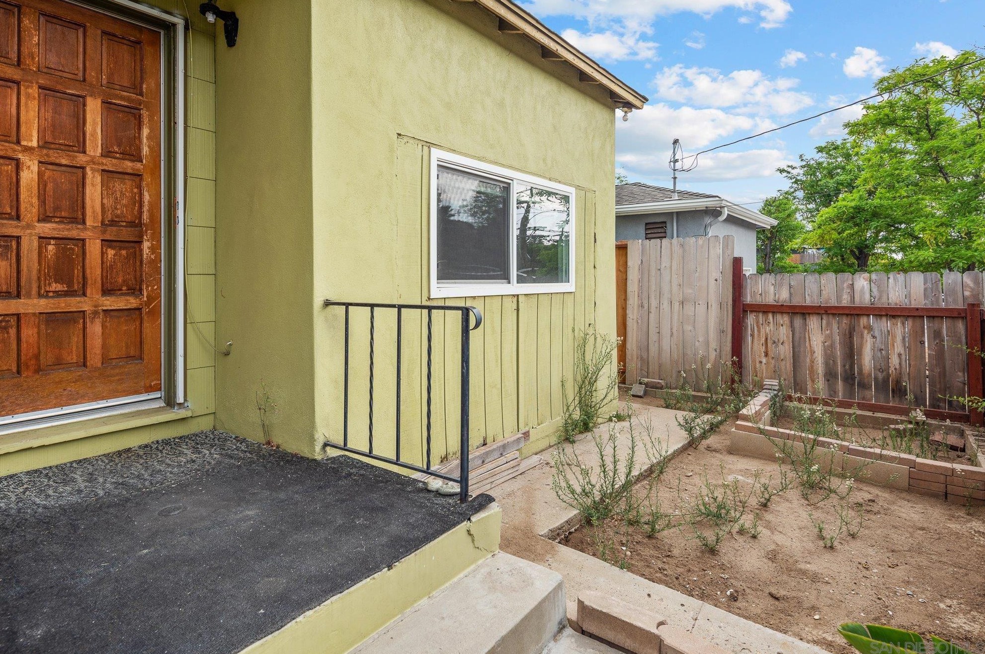 6221 Severin Dr, La Mesa, CA 91942