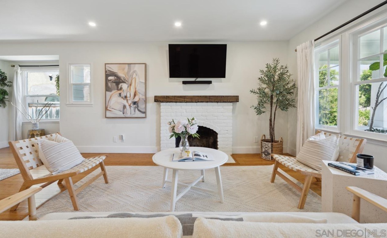 4562 Edgeware Rd, San Diego CA  92116-4723 exterior