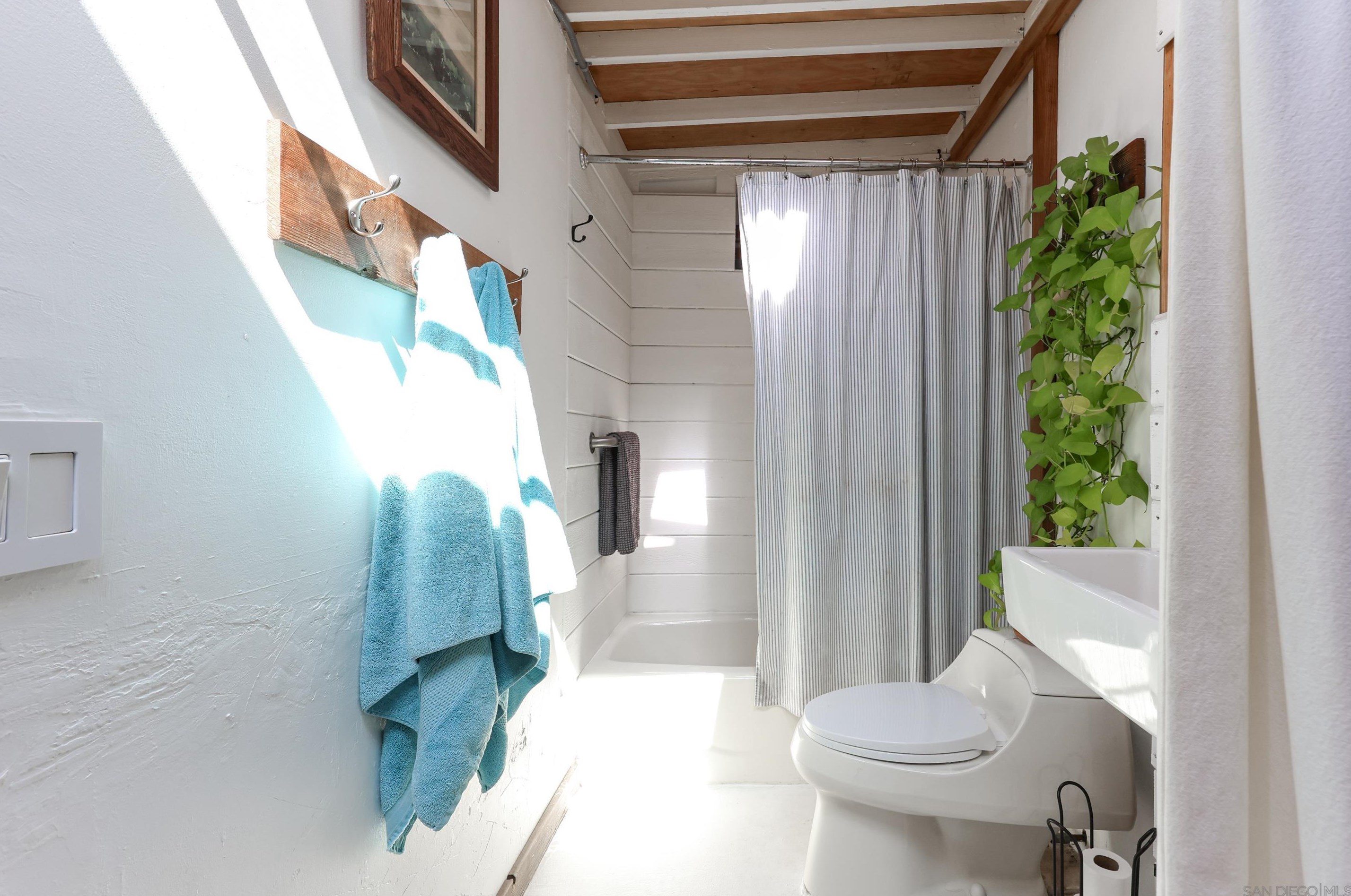 5043 Saratoga Ave, San Diego CA  92107-2819 exterior