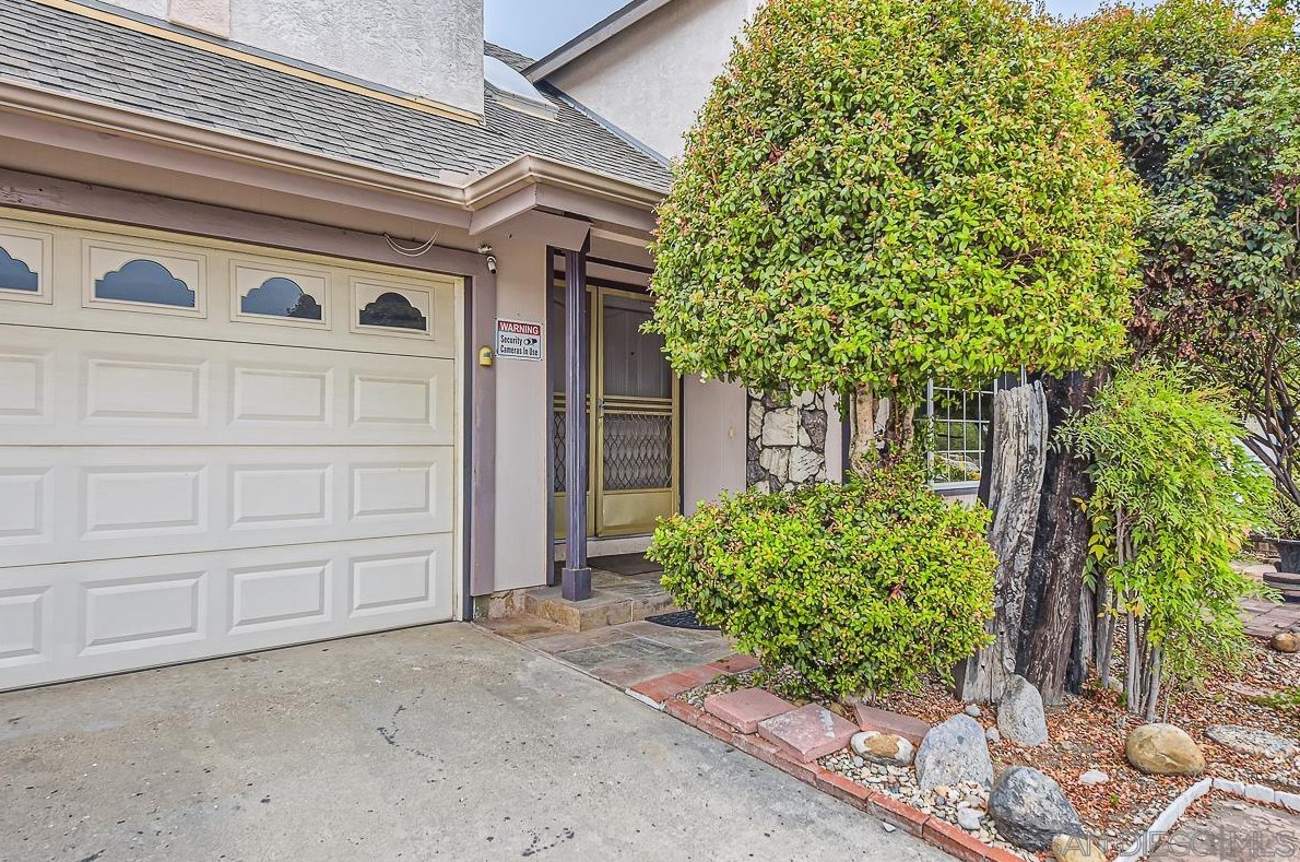 10101 Waynecrest Ln, Santee, CA 92071
