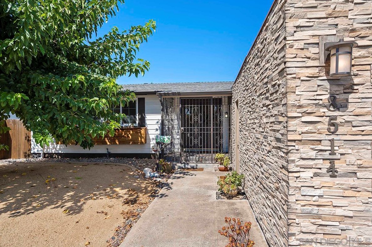 8514 Carlton Oaks Dr, Santee, CA 92071