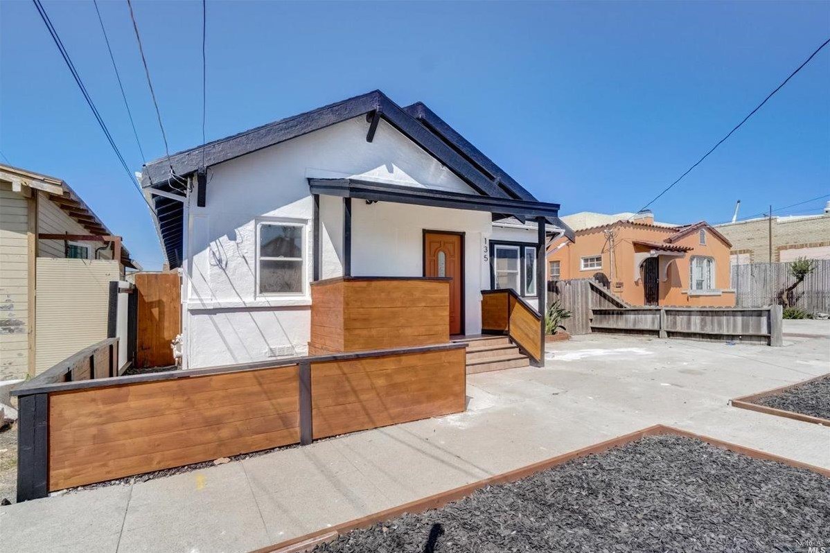 135 9th St, Richmond, CA 94804-2401