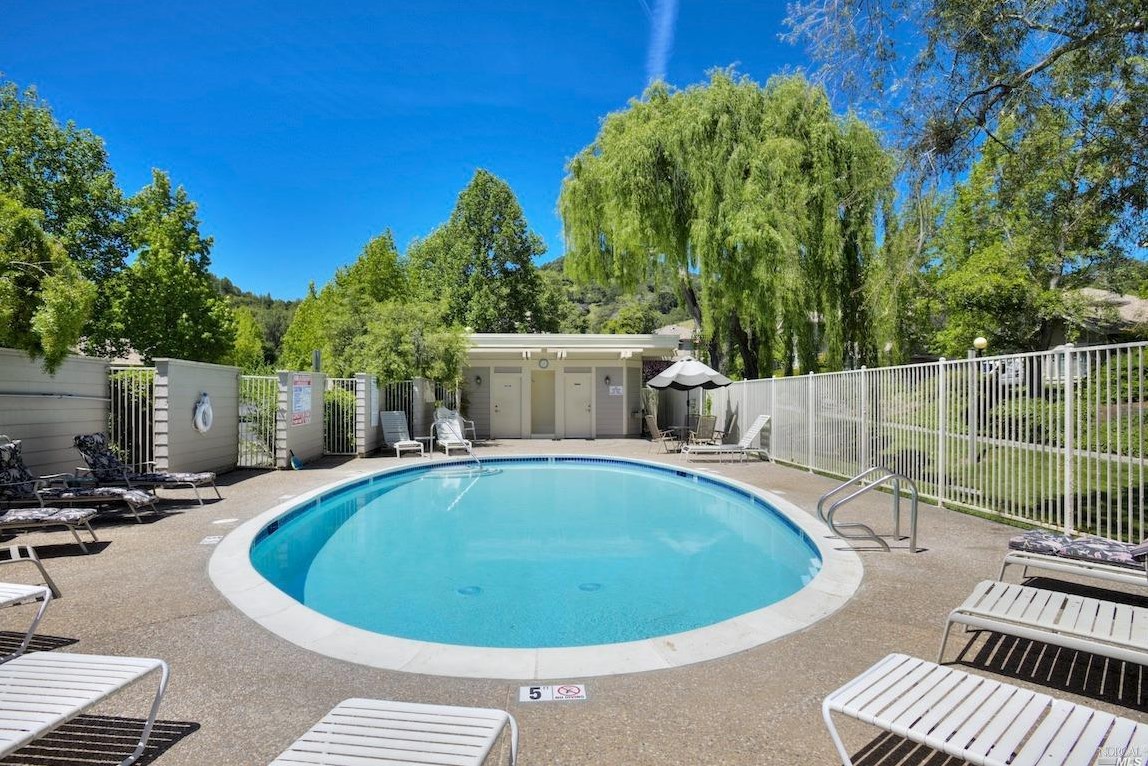 52 Bridle Path Ln, Novato CA  94945-1469 exterior