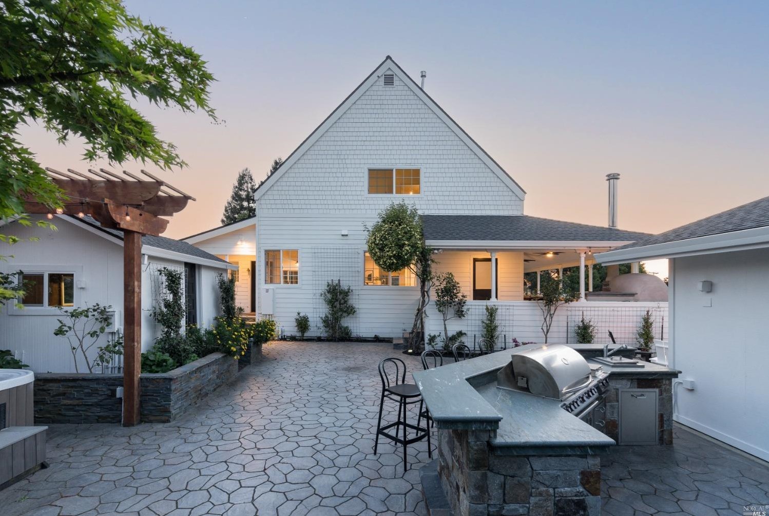 1030 Thompson Ln, Petaluma CA  94952-1242 exterior