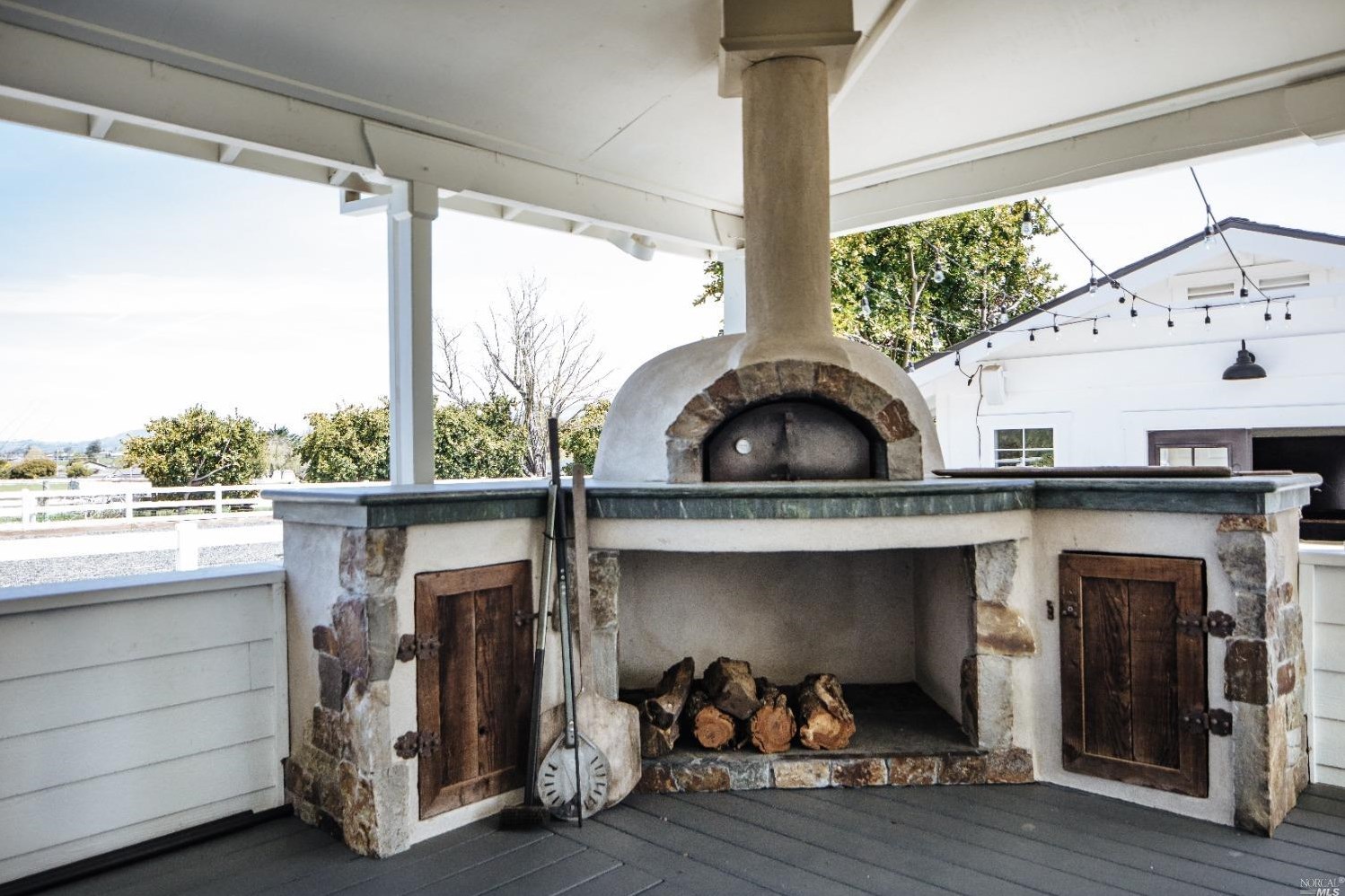 1030 Thompson Ln, Petaluma CA  94952-1242 exterior