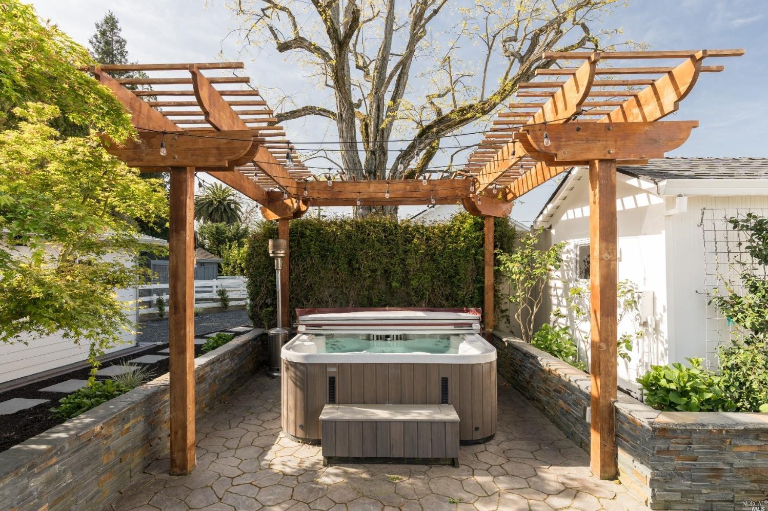 1030 Thompson Ln, Petaluma CA  94952-1242 exterior