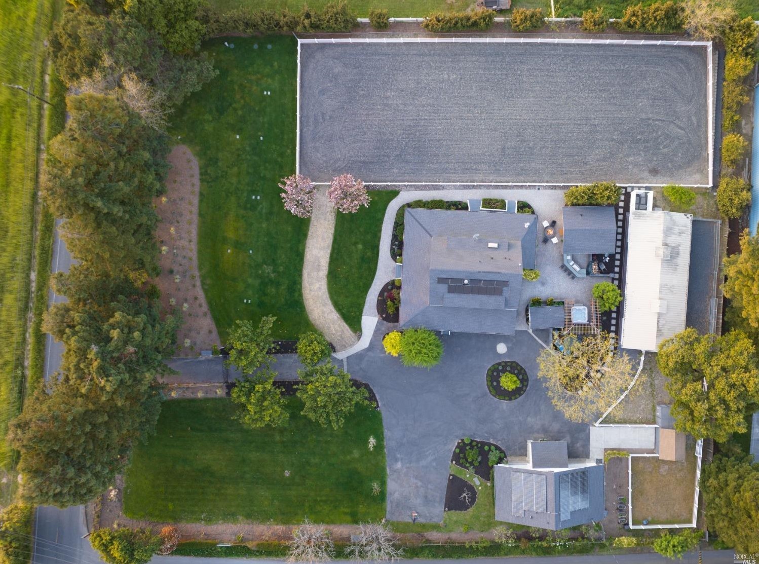 1030 Thompson Ln, Petaluma CA  94952-1242 exterior