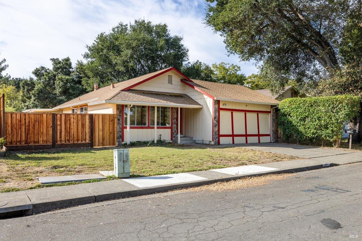 2336 Gads Hill St, Santa Rosa, CA 95401-4932