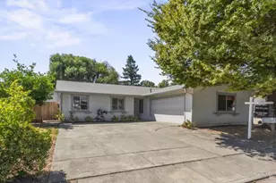 715 Berkshire Ct, Dixon, CA 95620 - Photo 2