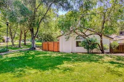 98 Village Circle, San Rafael, CA 94903 - Photo 2