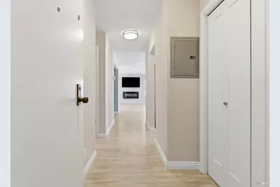 8 Lakeview Court, Novato, CA 94947 - Photo 2