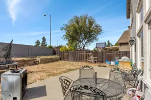 1093 Cloverbrook Cir, Vacaville, CA 95687 - Photo 32