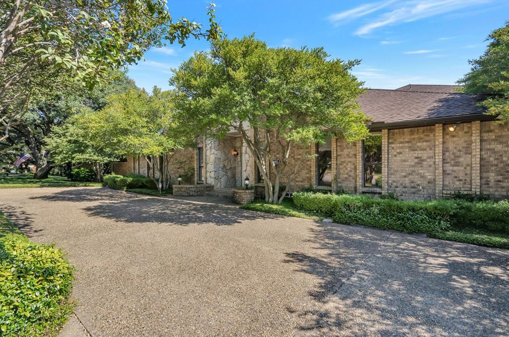 8802 Vista Oaks Cir, Dallas, TX 75243-7552