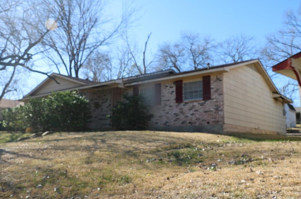 1611 Spring Lake Dr, Mesquite, TX 75149-6320