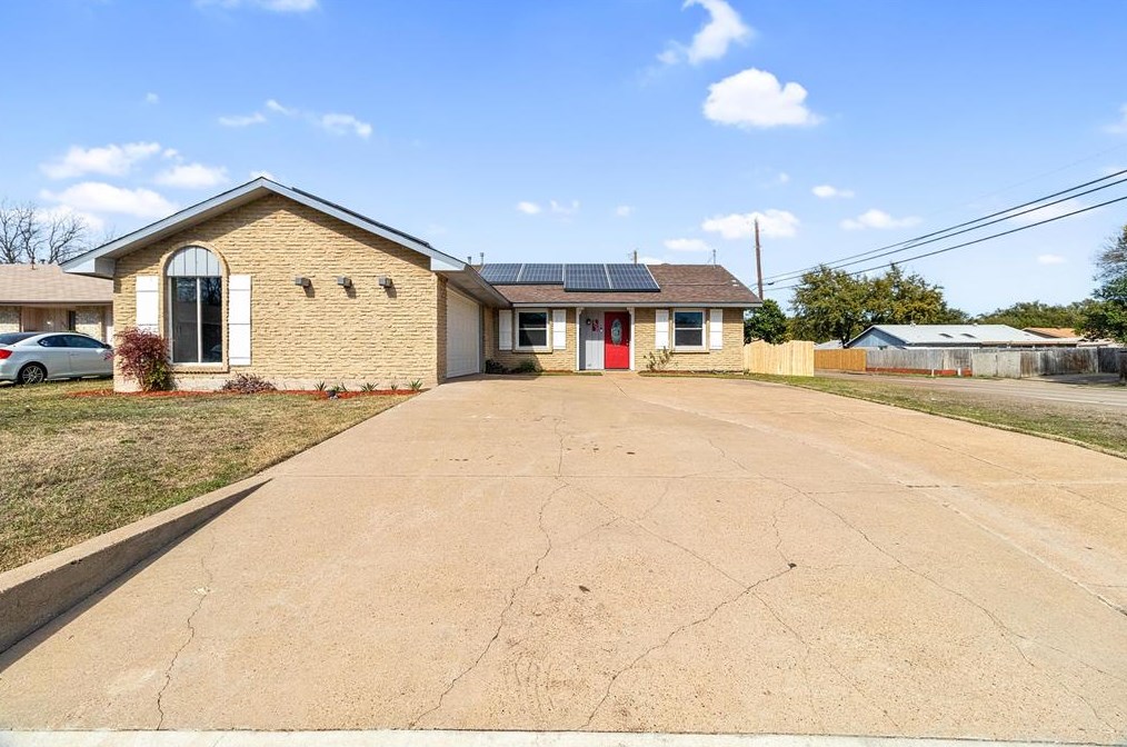 302 Springdale Ln, Grand Prairie TX  75052-5248 exterior