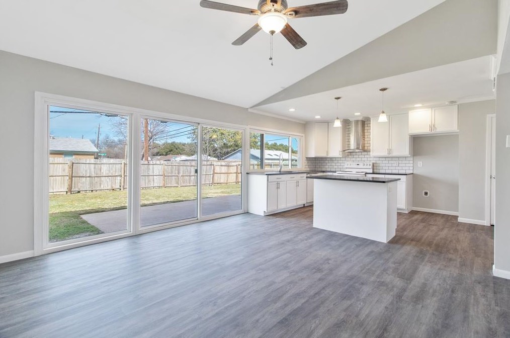 302 Springdale Ln, Grand Prairie TX  75052-5248 exterior