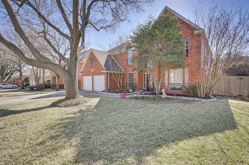 2734 Hidden Lake Dr, Grapevine, TX 76051-2403