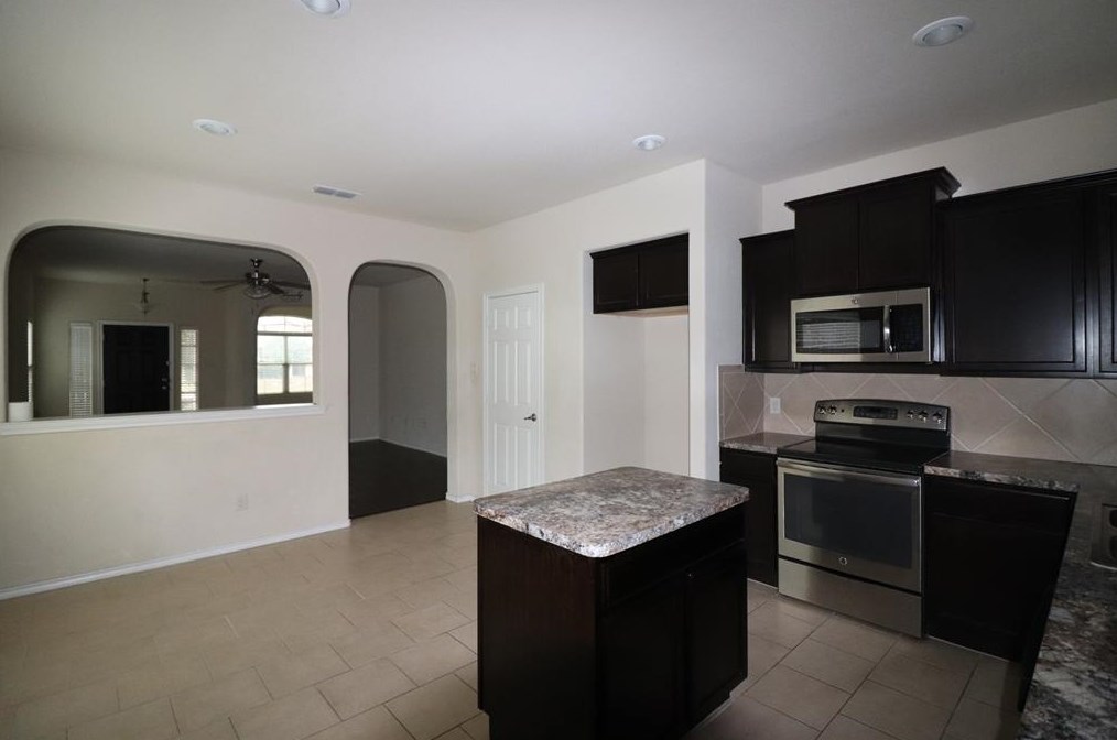 652 Alexander St, Grand Prairie, TX 75051-6008
