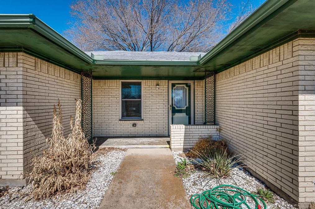 2330 April Ln, Grand Prairie, TX 75050-2904