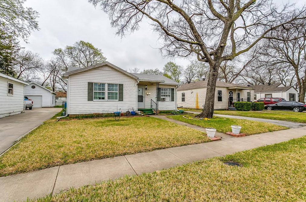 1629 Walnut St, Grand Prairie, TX 75050-3833