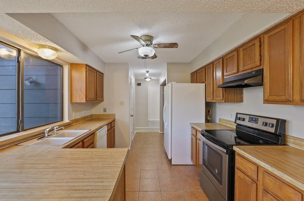 2429 Bentley Dr, Grand Prairie, TX 75052-4111