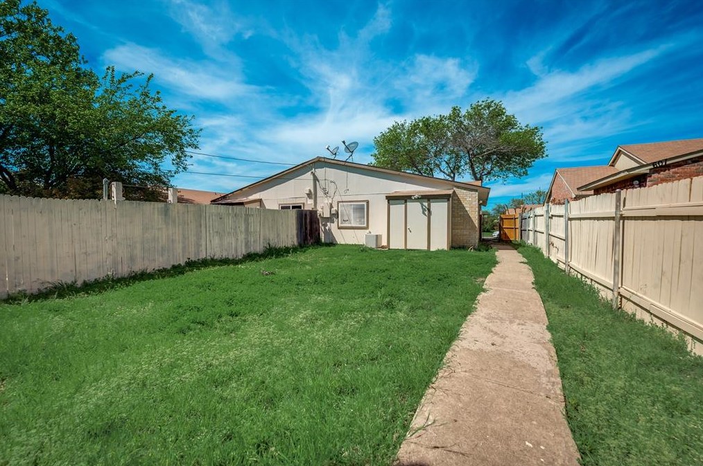 609 Stonehenge Dr, Grand Prairie TX  75052-5650 exterior