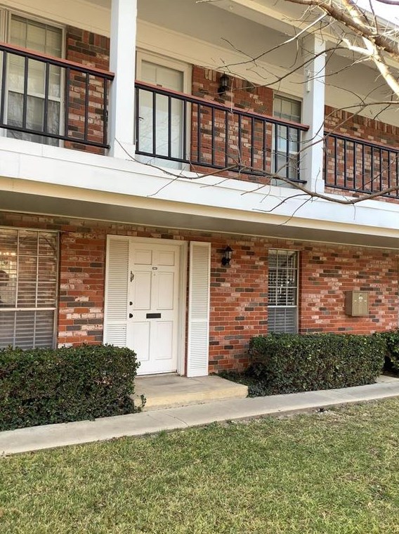 903 Roaring Springs Rd, Fort Worth, TX 76114